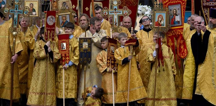 Fieles ortodoxos rusos participan en una procesión religiosa con motivo del 302.º aniversario del traslado de las reliquias de San Alejandro Nevski —considerado protector celestial de San Petersburgo— en el centro de la ciudad.
