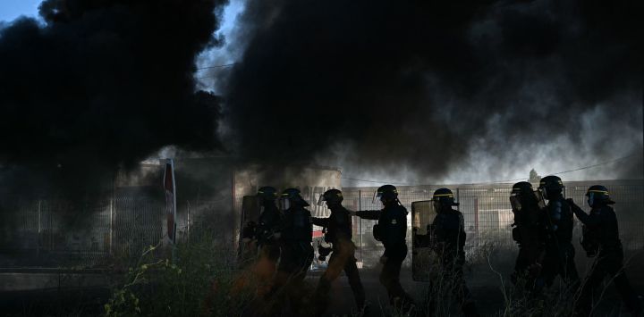 Agentes de las Compañías Republicanas de Seguridad (CRS) de Francia intervienen mientras pescadores franceses bloquean el acceso al depósito de combustible de Frontignan, cerca de Sète, sur de Francia, durante una protesta destinada a llamar la atención del gobierno sobre el aumento de los precios del combustible y el deterioro de sus condiciones laborales.