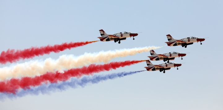 El equipo acrobático egipcio, Silver Stars, realiza una presentación durante el Salón Aeronáutico Internacional de El Alamein, en el Aeropuerto Internacional El Alamein, en El Dabaa, Egipto.