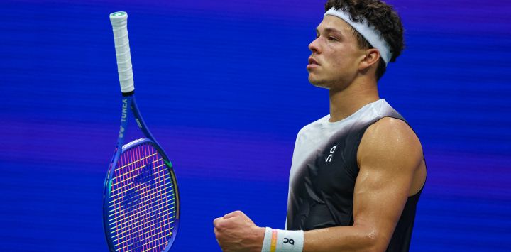 El estadounidense Ben Shelton lanza su raqueta al aire antes de perder ante el alemán Alexander Zverev en el partido de la final individual masculina, durante la decimoquinta jornada del US Open 2026 en el USTA Billie Jean King National Tennis Center, en el barrio de Flushing, distrito de Queens, Nueva York.