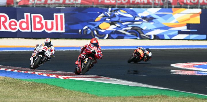 El piloto español del Ducati Lenovo Team, Marc Márquez (centro), el piloto español del BK8 Gresini Racing, Álex Márquez (izquierda), y el piloto español del Red Bull KTM Factory Racing, Pedro Acosta, compiten durante el Gran Premio de San Marino de MotoGP en el Misano World Circuit Marco Simoncelli, en Misano Adriático, norte de Italia.
