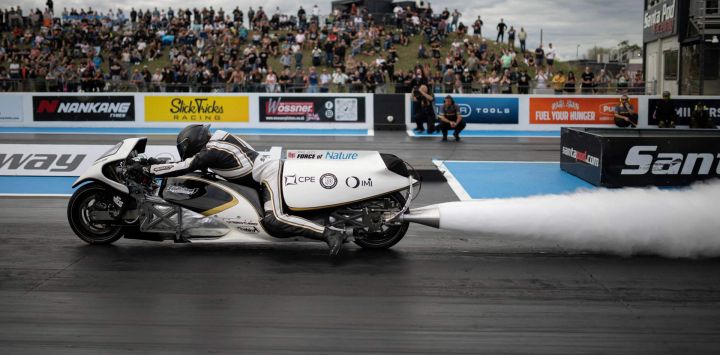 El piloto Graham Sykes compite con su motocicleta propulsada por cohete de vapor, denominada "Force of Nature", en el evento de carreras de aceleración Euro Finals en el circuito Santa Pod Raceway, cerca de Wellingborough, centro de Inglaterra.