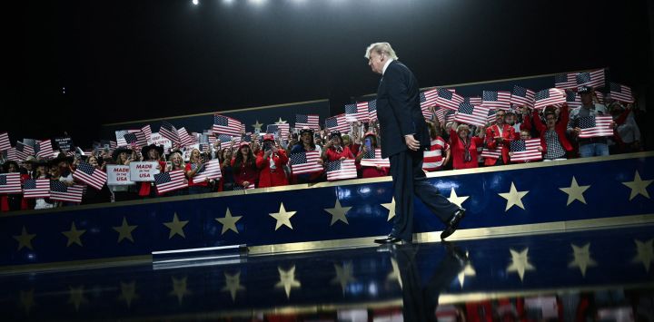 El presidente de Estados Unidos, Donald Trump, llega para intervenir en la convención nacional republicana de mitad de mandato en el American Airlines Center de Dallas, Texas.