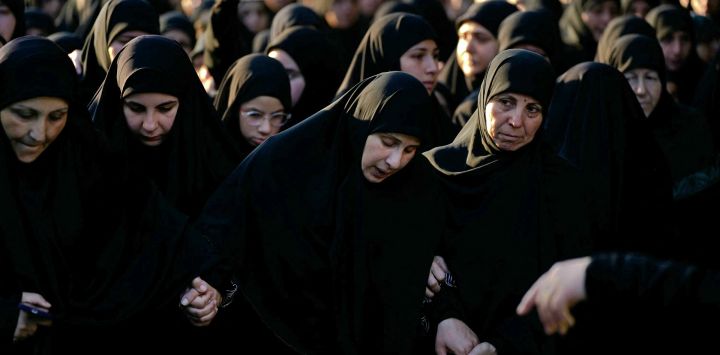 Familiares y amigos asisten a la procesión fúnebre de Israa Bahjat, una de las dos mujeres fallecidas en un ataque israelí contra la localidad de Arabsalim, en el pueblo de Jibshit, en el sur del Líbano.