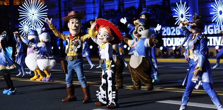 Imagen de un grupo artístico del Shanghai Disneyland Resort realizando una presentación durante el desfile del Festival de Turismo de Shanghai, en el este de China.