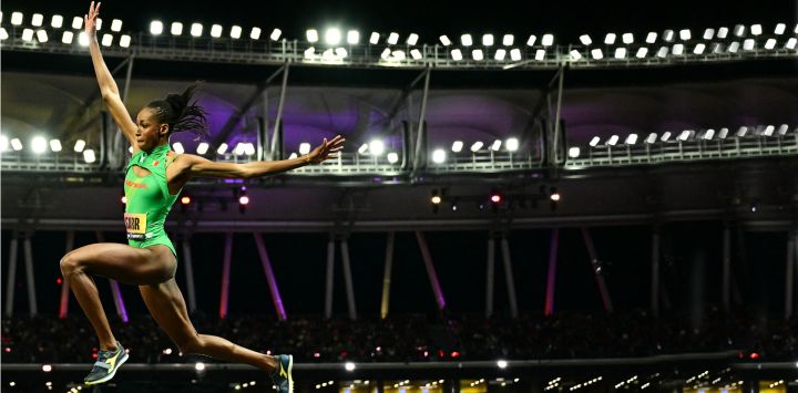 La senegalesa Saly Sarr compite en la final de triple salto femenino durante el Campeonato Mundial de Atletismo Ultimate en el Centro Nacional de Atletismo Gyula Zsivotzky, en Budapest.