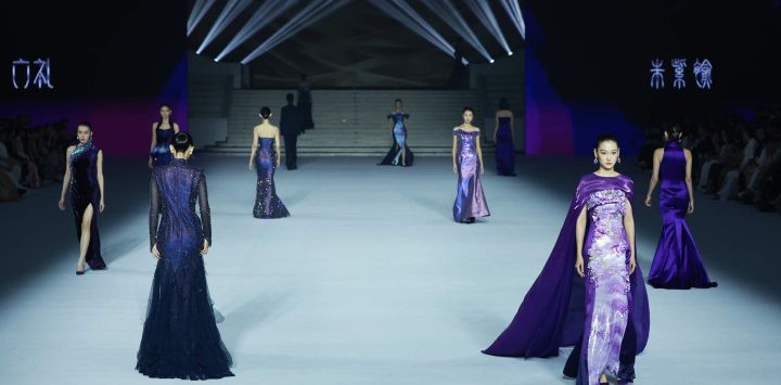 Modelos presentan creaciones de LOOLAYY & ZHUZIYU durante la ceremonia de clausura de la Semana de la Moda de China 2026, en Beijing, capital de China.