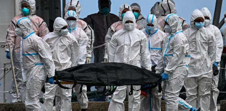 Personal de la Guardia Costera de Filipinas, equipado con trajes de protección, transporta una bolsa con restos humanos para su identificación en el puerto de Borac, en Coron, provincia de Palawan. La cifra de fallecidos en el incendio de un transbordador filipino se elevó a 76, después de que la Guardia Costera confirmara el hallazgo de otros 41 cuerpos a bordo de la embarcación calcinada.
