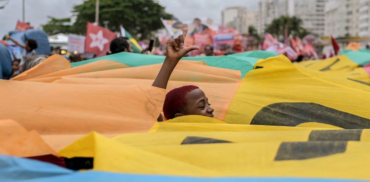 Un partidario del presidente de Brasil, Luiz Inácio Lula da Silva, asiste a un mitin político durante una movilización nacional convocada por el candidato en la playa de Copacabana, Río de Janeiro, Brasil. Brasil celebrará elecciones presidenciales el 4 de octubre de 2026.