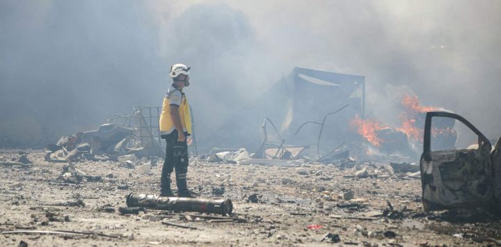 Un rescatista sirio de los "Cascos Blancos", inspecciona el lugar de una explosión ocurrida en un depósito provisional de armas y municiones en la localidad de Samarda, en la provincia de Idlib. Una explosión en un depósito de armas en la provincia de Idlib, en el noroeste de Siria, causó la muerte de 14 personas, según informó el departamento de salud local, sin precisar la causa del estallido.