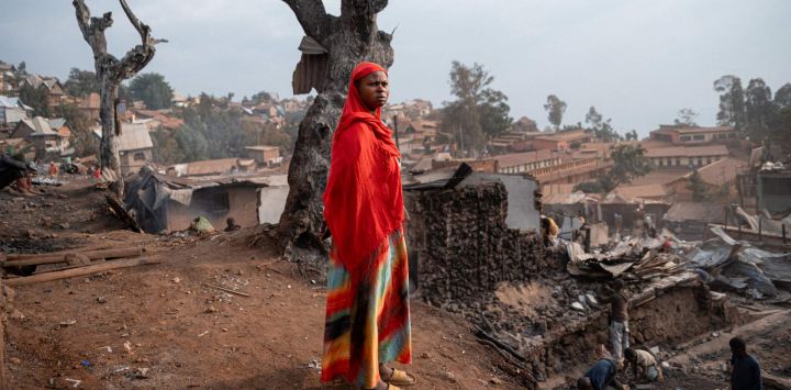 Una joven observa la escena mientras permanece entre los escombros dejados por un incendio en Bukavu. El jueves se declaró un incendio en una escuela de Bukavu, ciudad situada en el este de la República Democrática del Congo, lo que provocó una estampida en la que murieron al menos 14 niños, según informaron fuentes locales y sanitarias.
