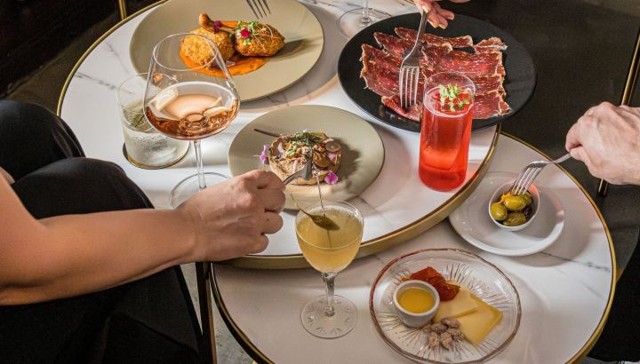 Dónde tomar un buen aperitivo: propuestas para brindar antes de la cena