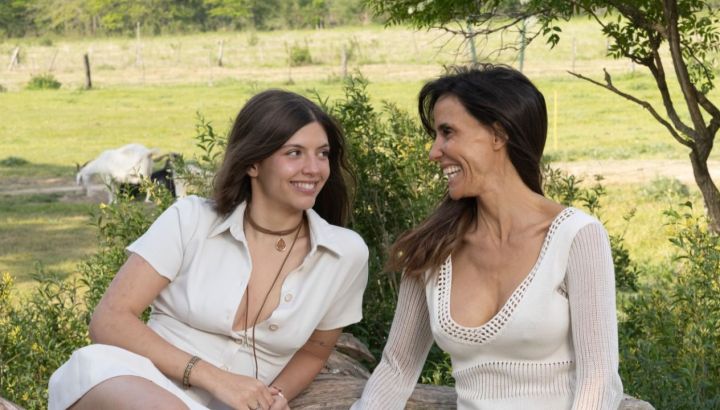 India Arana sigue los pasos de su madre, María Susini y muestra una de sus habilidades en las playas de Indonesia