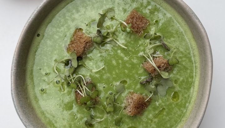 Sopa de arvejas y espinaca: una receta fácil, nutritiva y perfecta para la primavera