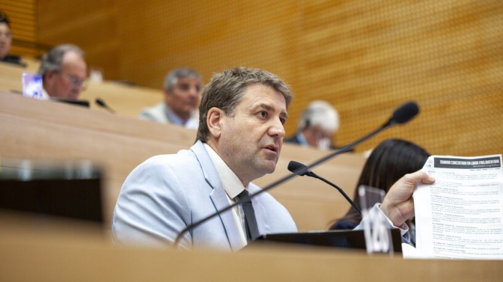 El radical Matías Gvozdenovich en sesión de la Unicameral