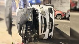 Triple choque y vuelco en Liniers: un auto embistió a otros dos estacionados y el conductor terminó hospitalizado