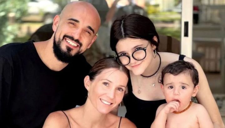 Entramos a la casa de Abel Pintos, Mora Calabrese y sus hijos, en Chaco: lejos del ruido, repleta de verde y diseño minimalista