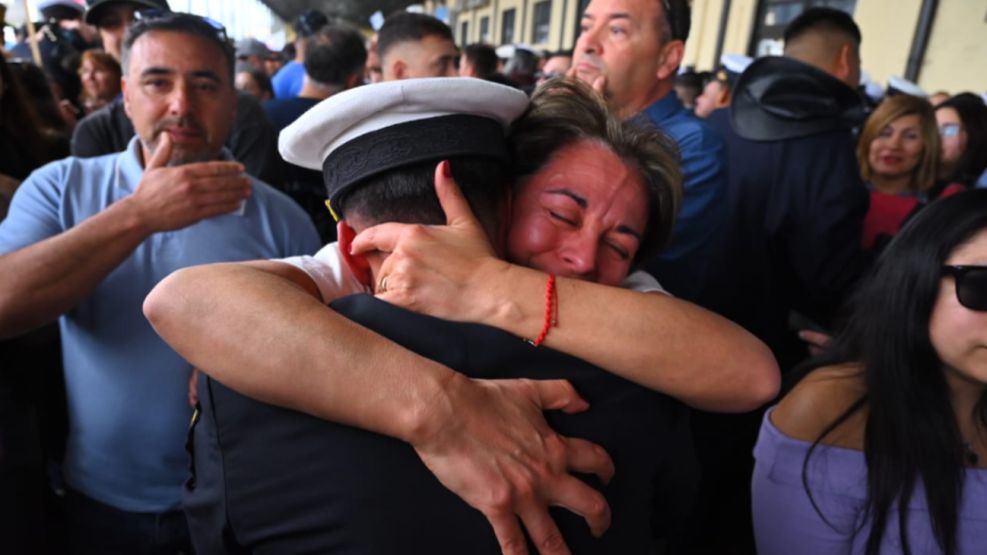 La Fragata Libertad volvió al país y el puerto fue pura emoción.
