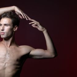 El bailarín estrella belga del Ballet de la Ópera de París, Thomas Docquir, posa durante una sesión fotográfica en París, Francia. | Foto:JOEL SAGET / AFP