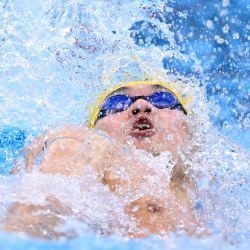 El chino Xu Jiayu compite en una serie de la prueba masculina de 100 metros espalda durante los Juegos Asiáticos de 2026, en el Centro Acuático de Tokio. | Foto:Yuichi Yamazaki / AFP