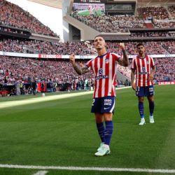El defensor español del Atlético de Madrid, Alejandro Grimaldo, celebra tras marcar el primer gol de su equipo durante el partido de la liga española de fútbol entre el Club Atlético de Madrid y el Real Madrid CF en el estadio Metropolitano de Madrid. | Foto:OSCAR DEL POZO / AFP