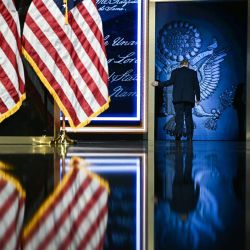 El presidente de Estados Unidos, Donald Trump, abandona el escenario tras intervenir en la convención republicana de mitad de mandato celebrada en el American Airlines Center de Dallas, Texas. | Foto:BRENDAN SMIALOWSKI / AFP