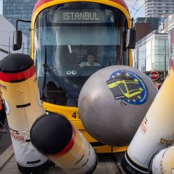 El tranvía del equipo de Turquía (Estambul) compite durante el 12.º Campeonato Europeo de Conductores de Tranvía frente al Palacio de la Cultura y la Ciencia, en la calle Marszalkowska del centro de Varsovia. Veintiséis equipos —cada uno compuesto por una conductora y un conductor de tranvía, procedentes de 25 ciudades y 24 países europeos, además de un equipo invitado de Melbourne (Australia)— demuestran sus habilidades al volante en una serie de desafiantes pruebas que ponen a prueba su precisión, concentración, sensibilidad hacia el vehículo y control del tranvía. | Foto:WOJTEK RADWANSKI / AFP