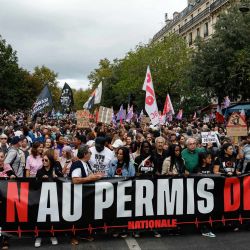 Manifestantes participan en una marcha en París contra el proyecto de ley apodado "permis de tuer" (licencia para matar) —que otorgaría a policías y gendarmes la presunción de legítima defensa al utilizar armas de fuego—, convocada por una coalición que incluye a Amnistía Internacional Francia, la Liga de Derechos Humanos (Ligue des droits de l'Homme) y el colectivo SAVE. | Foto:GEOFFROY VAN DER HASSELT / AFP