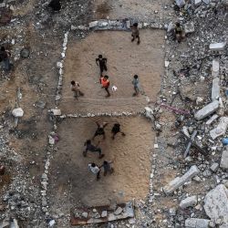 Niños palestinos juegan al voleibol en una cancha improvisada sobre escombros en la ciudad de Gaza. La guerra a gran escala de Israel contra Gaza —iniciada tras un ataque de Hamás en territorio israelí el 7 de octubre de 2023— redujo gran parte del territorio palestino a escombros. Los incesantes bombardeos y la ofensiva terrestre de Israel han causado la muerte de más de 73.000 palestinos, incluidos más de 1.350 desde el alto el fuego acordado el pasado mes de octubre, según el Ministerio de Salud de Gaza, bajo la autoridad de Hamás. | Foto:OMAR AL-QATTAA / AFP