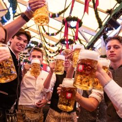 Personas degustan cerveza en el Oktoberfest, en Múnich, Alemania. El 191 Oktoberfest, uno de los mayores festivales populares de Alemania, se inauguró en Múnich, con el alcalde Dominik Krause abriendo el primer barril de cerveza siguiendo la tradición. El festival de este año se prolongará hasta el 4 de octubre. | Foto:Xinhua/Zhang Haofu
