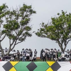 Simpatizantes del Partido de la Libertad Inkatha (IFP) asisten al lanzamiento del programa electoral para los comicios municipales de 2026 en el estadio Princess Magogo, en el municipio de KwaMashu (a las afueras de Durban). Los sudafricanos acudirán a las urnas el 4 de noviembre de 2026 para elegir a sus representantes en el gobierno local. | Foto:RAJESH JANTILAL / AFP