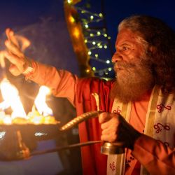 Swami Chidanand Saraswati participa en el ritual tradicional indio "Ceremonia de la Luz: Ganga Aarti en el Támesis", en la zona de Greenwich, al sureste de Londres. | Foto:Brook Mitchell / AFP