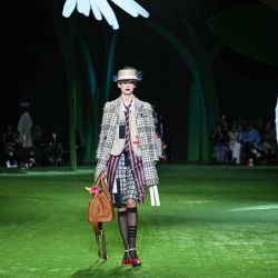 Una modelo desfila por la pasarela durante el desfile de la colección Primavera/Verano 2027 de Thom Browne, en el marco de la Semana de la Moda de Nueva York. | Foto:Angela Weiss / AFP