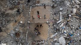 Niños palestinos juegan al voleibol en una cancha improvisada sobre escombros en la ciudad de Gaza. La guerra a gran escala de Israel contra Gaza —iniciada tras un ataque de Hamás en territorio israelí el 7 de octubre de 2023— redujo gran parte del territorio palestino a escombros. Los incesantes bombardeos y la ofensiva terrestre de Israel han causado la muerte de más de 73.000 palestinos, incluidos más de 1.350 desde el alto el fuego acordado el pasado mes de octubre, según el Ministerio de Salud de Gaza, bajo la autoridad de Hamás.