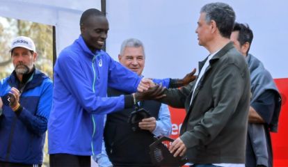 El jefe de Gobierno Jorge Macri, entregando el premio de la Maratón de Buenos Aires a Bethwel Kibet Chumba. 