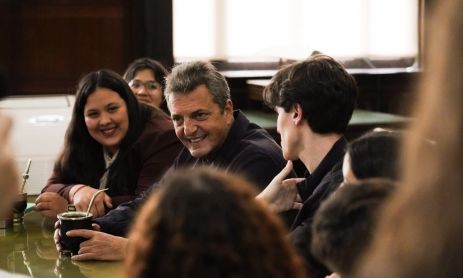 Massa en la Facultad de Derecho con jóvenes