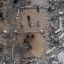 Fotogaleria Niños palestinos juegan al voleibol en una cancha improvisada sobre escombros en la ciudad de Gaza. La guerra a gran escala de Israel contra Gaza