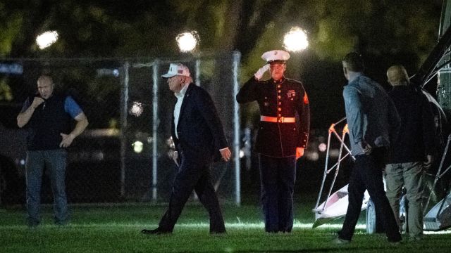 Trump regresó el sábado por la noche a la Casa Blanca
