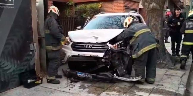 Palermo un auto chocó con tres vehículos estacionados