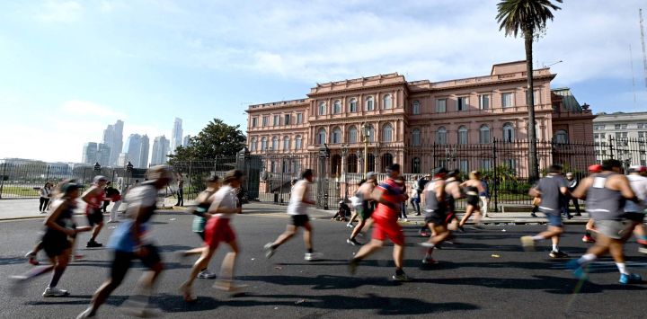 Corredores compiten en el Maratón Internacional de Buenos Aires a su paso frente a la Casa Rosada, sede del gobierno argentino, en Buenos Aires.