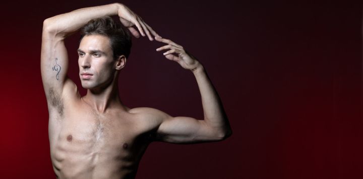 El bailarín estrella belga del Ballet de la Ópera de París, Thomas Docquir, posa durante una sesión fotográfica en París, Francia.
