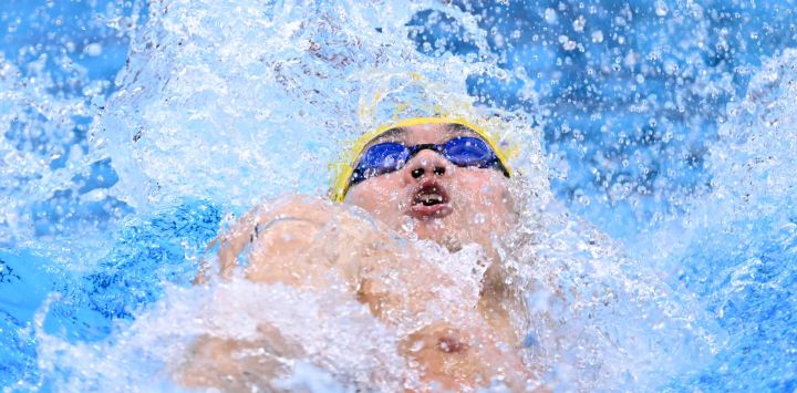 El chino Xu Jiayu compite en una serie de la prueba masculina de 100 metros espalda durante los Juegos Asiáticos de 2026, en el Centro Acuático de Tokio.