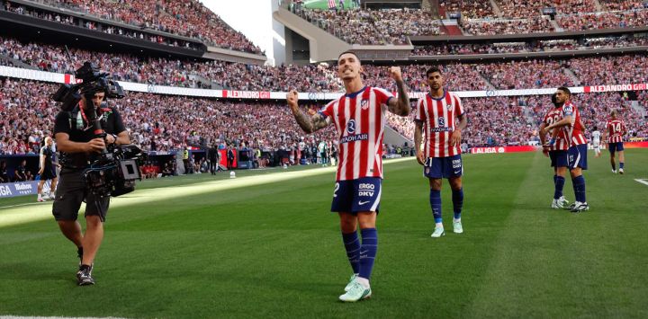 El defensor español del Atlético de Madrid, Alejandro Grimaldo, celebra tras marcar el primer gol de su equipo durante el partido de la liga española de fútbol entre el Club Atlético de Madrid y el Real Madrid CF en el estadio Metropolitano de Madrid.