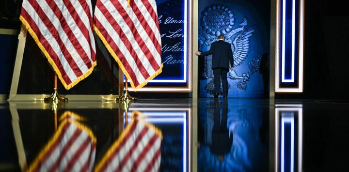 El presidente de Estados Unidos, Donald Trump, abandona el escenario tras intervenir en la convención republicana de mitad de mandato celebrada en el American Airlines Center de Dallas, Texas.