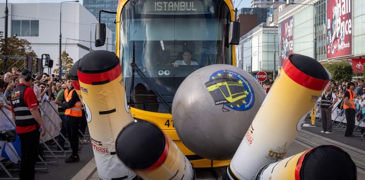 El tranvía del equipo de Turquía (Estambul) compite durante el 12.º Campeonato Europeo de Conductores de Tranvía frente al Palacio de la Cultura y la Ciencia, en la calle Marszalkowska del centro de Varsovia. Veintiséis equipos —cada uno compuesto por una conductora y un conductor de tranvía, procedentes de 25 ciudades y 24 países europeos, además de un equipo invitado de Melbourne (Australia)— demuestran sus habilidades al volante en una serie de desafiantes pruebas que ponen a prueba su precisión, concentración, sensibilidad hacia el vehículo y control del tranvía.