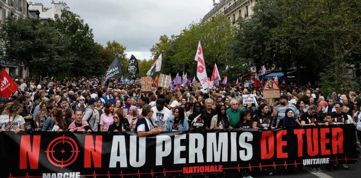 Manifestantes participan en una marcha en París contra el proyecto de ley apodado "permis de tuer" (licencia para matar) —que otorgaría a policías y gendarmes la presunción de legítima defensa al utilizar armas de fuego—, convocada por una coalición que incluye a Amnistía Internacional Francia, la Liga de Derechos Humanos (Ligue des droits de l'Homme) y el colectivo SAVE.