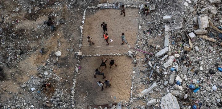 Niños palestinos juegan al voleibol en una cancha improvisada sobre escombros en la ciudad de Gaza. La guerra a gran escala de Israel contra Gaza —iniciada tras un ataque de Hamás en territorio israelí el 7 de octubre de 2023— redujo gran parte del territorio palestino a escombros. Los incesantes bombardeos y la ofensiva terrestre de Israel han causado la muerte de más de 73.000 palestinos, incluidos más de 1.350 desde el alto el fuego acordado el pasado mes de octubre, según el Ministerio de Salud de Gaza, bajo la autoridad de Hamás.