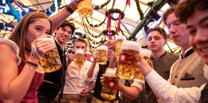 Personas degustan cerveza en el Oktoberfest, en Múnich, Alemania. El 191 Oktoberfest, uno de los mayores festivales populares de Alemania, se inauguró en Múnich, con el alcalde Dominik Krause abriendo el primer barril de cerveza siguiendo la tradición. El festival de este año se prolongará hasta el 4 de octubre.