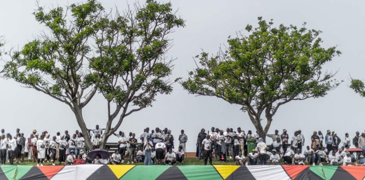 Simpatizantes del Partido de la Libertad Inkatha (IFP) asisten al lanzamiento del programa electoral para los comicios municipales de 2026 en el estadio Princess Magogo, en el municipio de KwaMashu (a las afueras de Durban). Los sudafricanos acudirán a las urnas el 4 de noviembre de 2026 para elegir a sus representantes en el gobierno local.