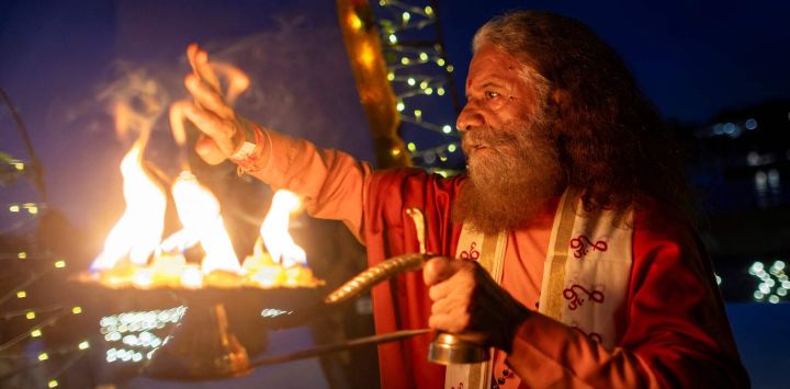 Swami Chidanand Saraswati participa en el ritual tradicional indio "Ceremonia de la Luz: Ganga Aarti en el Támesis", en la zona de Greenwich, al sureste de Londres.